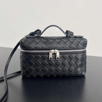 Intrecciato（aoomele） Woven Cosmetic Bag (Handheld/Crossbody) – Understated Luxury Organizer